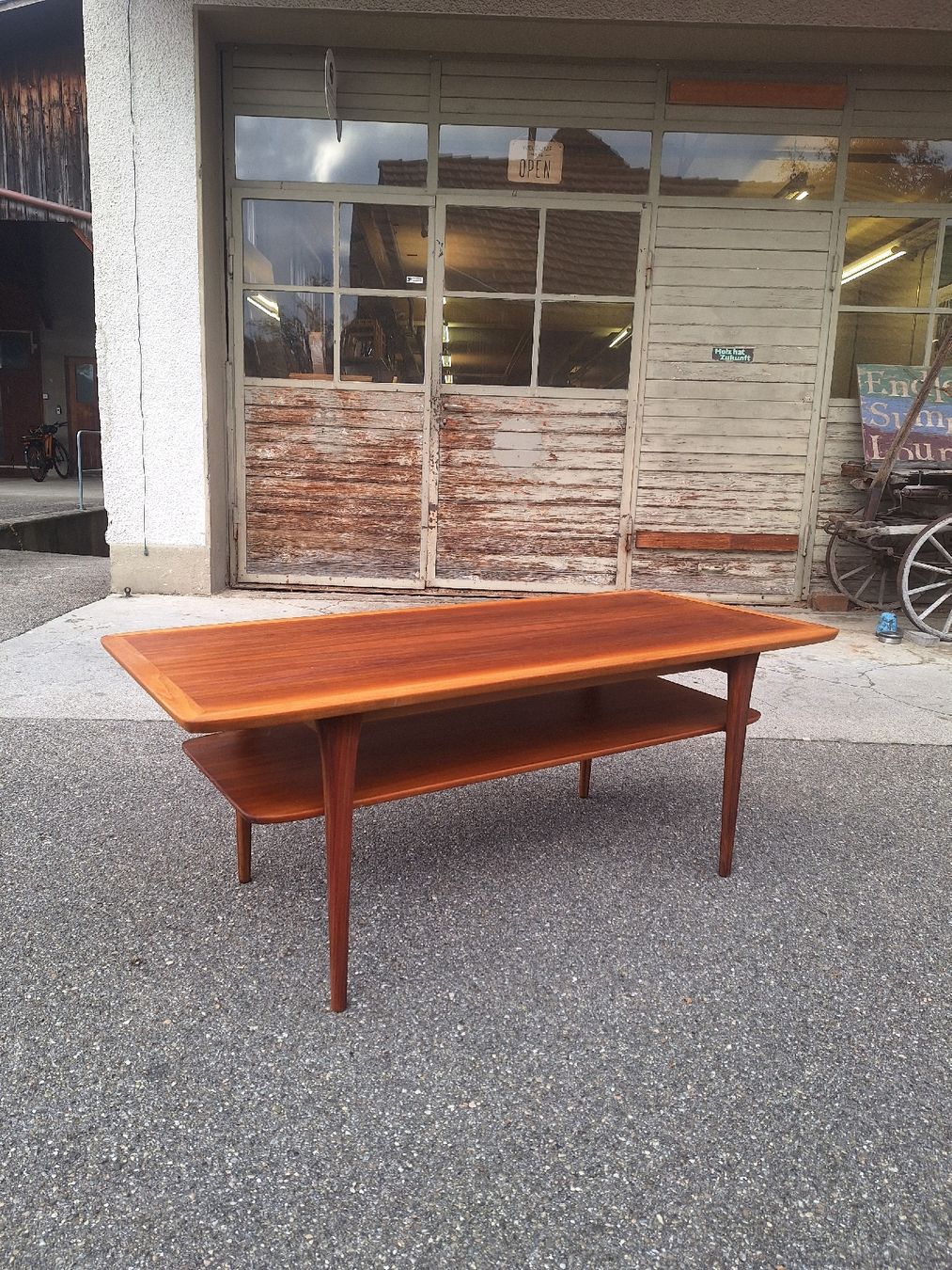 Tische: Mid Century Couchtisch, Nussbaumholz – Gebraucht aus Urtenen-Schönbühl von Atelier21_bern 1