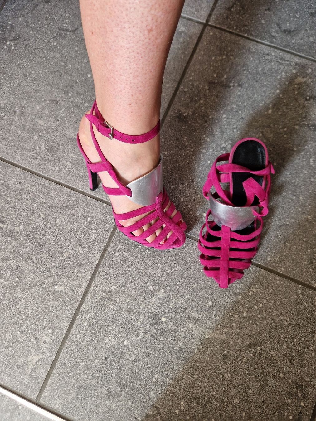 Hermès Scarpe da donna: Hermes Pink Suede Strappy Sandals, size 38 – Usato da Zollikerberg venduto da TaraMira 2