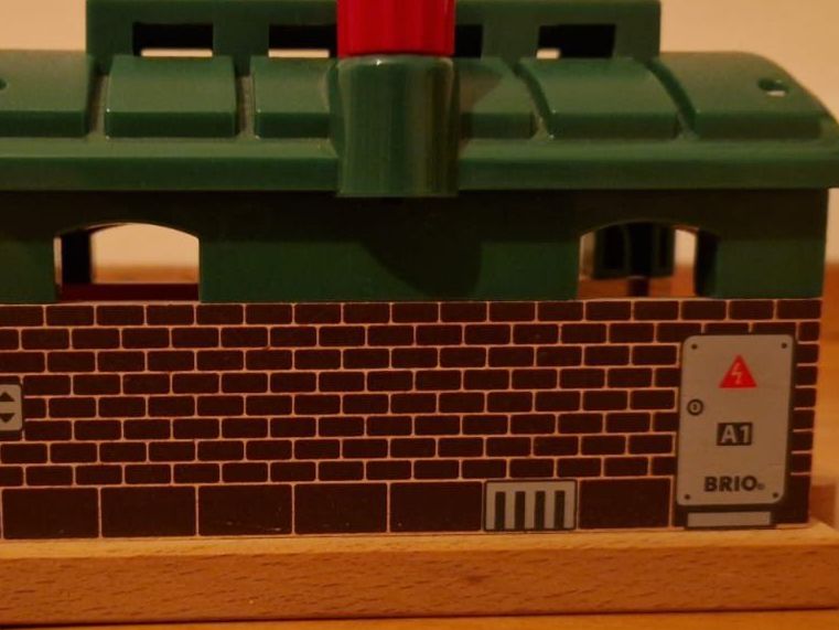 Brio Giocattoli: BRIO Lockschuppen mit Rolltor 33574, Train Garage – Usato da Zürich venduto da mbudgetfan 5
