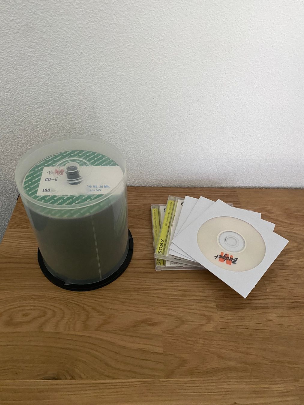 CD & DVD vergini: Lot of CDs and DVDs – Usato da Vogorno venduto da dlwlsns