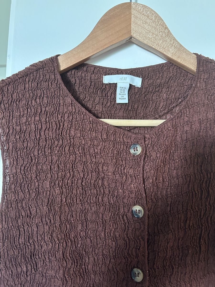 H&M Tops: Brown button up top with a textured pattern – Gebraucht aus Zürich von ori_9dcy 1