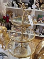 Etagere in Goldoptik mit kleinen Äffchen