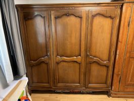 Kleiderschrank Holz dreitürig