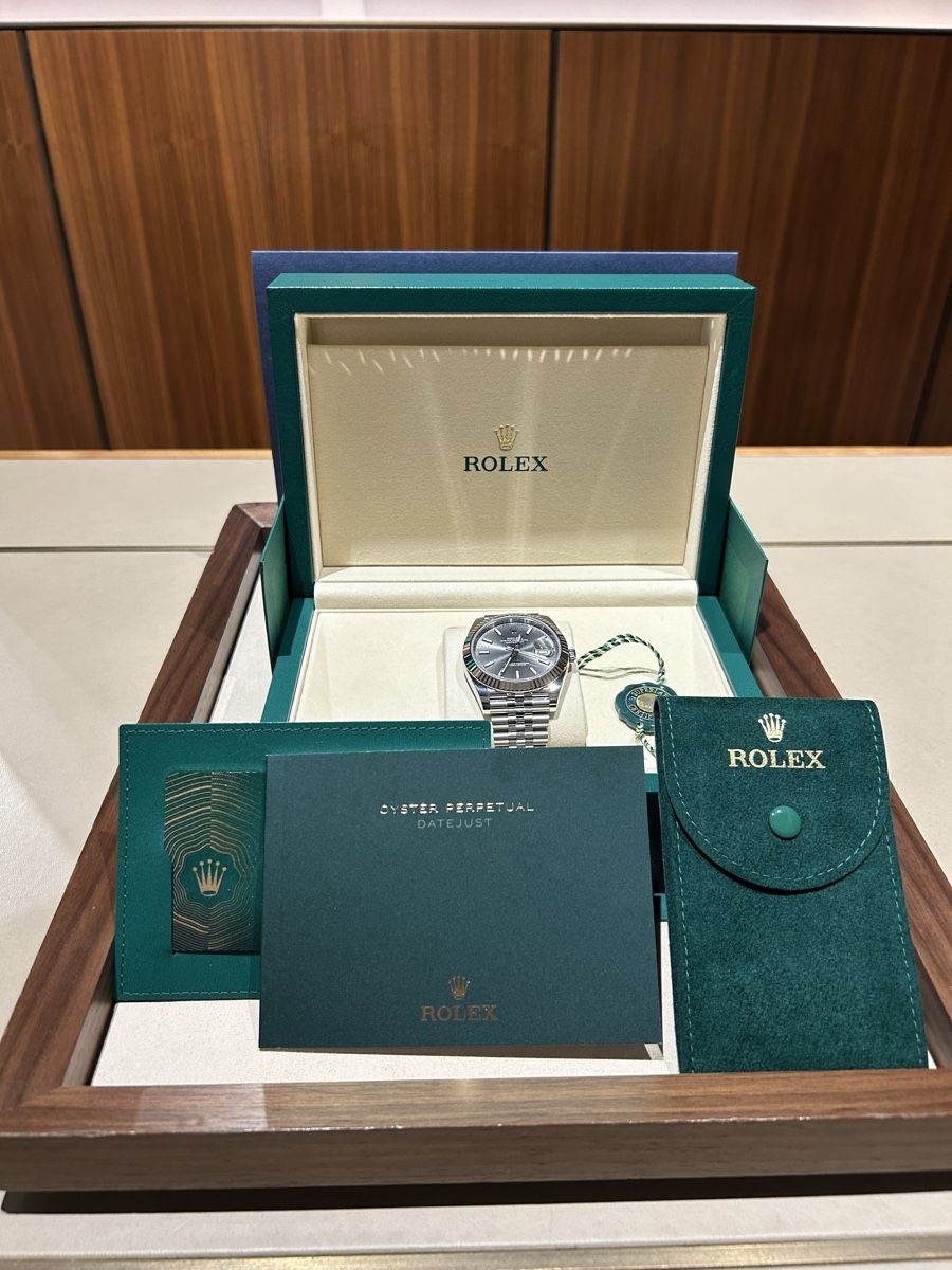 Rolex Orologi: Rolex Datejust 41 Rhodium dial NEW UNWORN!!! – Nuovo e nell'imballaggio originale da Zürich venduto da Watch_Enthusiast98 1