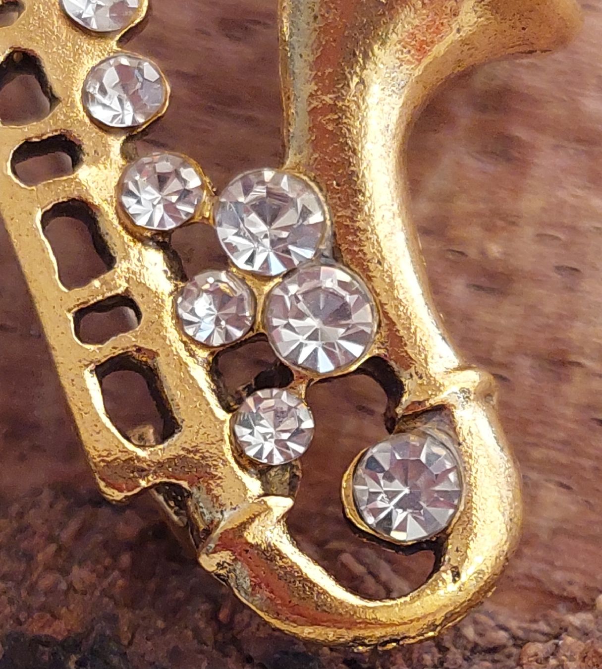 Spille & Fermagli: Goldfarbene Jazz Saxophon Brosche mit Strass – Nuovo (secondo la descrizione) da Oberwil BL venduto da Hunajakakku 1