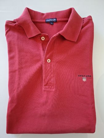Polo rouge en maille piquée avec col boutonne,