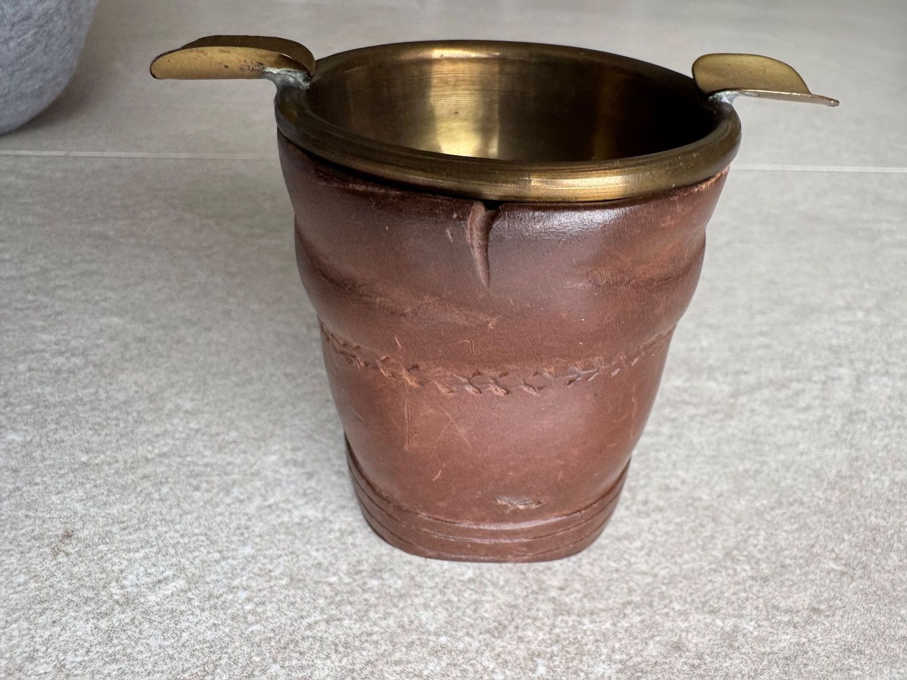 Portacenere: HOLZSCHUH ASCHENBECHER MIT MESSING EINSATZ - HANDGESCHNITZT – Usato da Binningen venduto da Chaussie 4