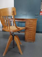 Schönes Holzpult / Schreibtisch mit Stuhl
