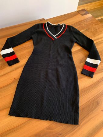 Schickes Strickkleid V-Ausschnitt Gr. S schwarz/rot/weiss