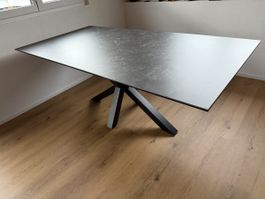 Neuwertiger Keramiktisch