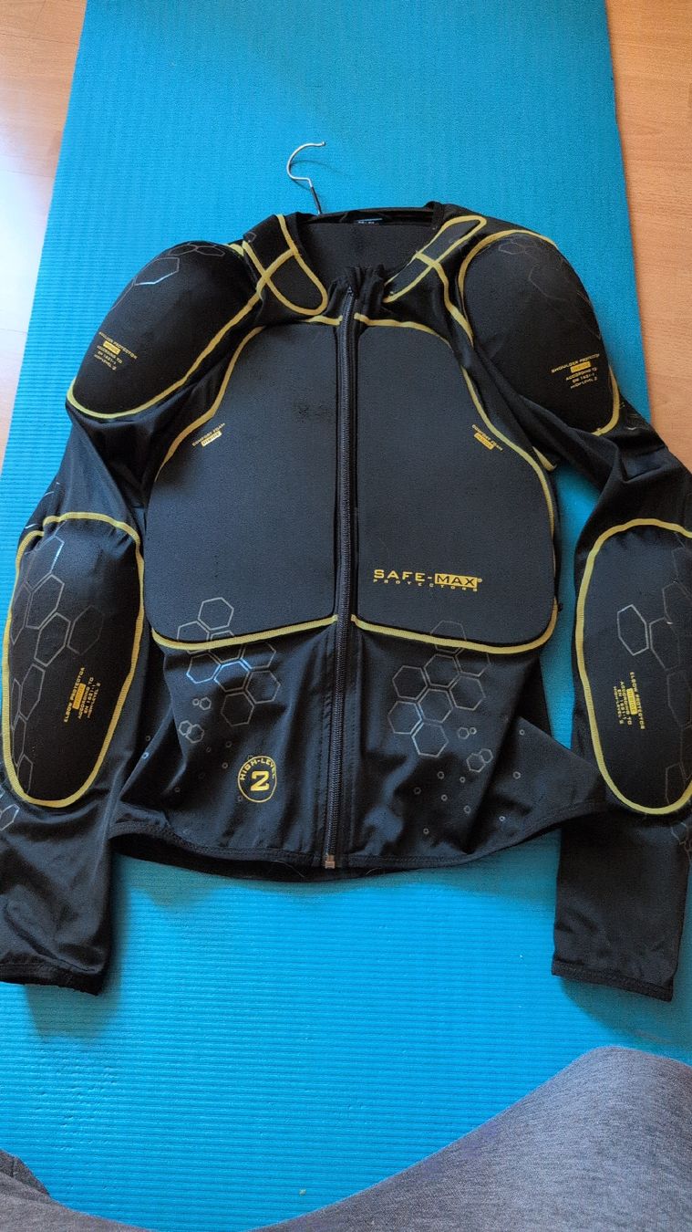 Protezioni & Imbottiture: Safe Max Protektorenjacke Grösse L 53-54 – Usato da Gsteigwiler venduto da Thor86