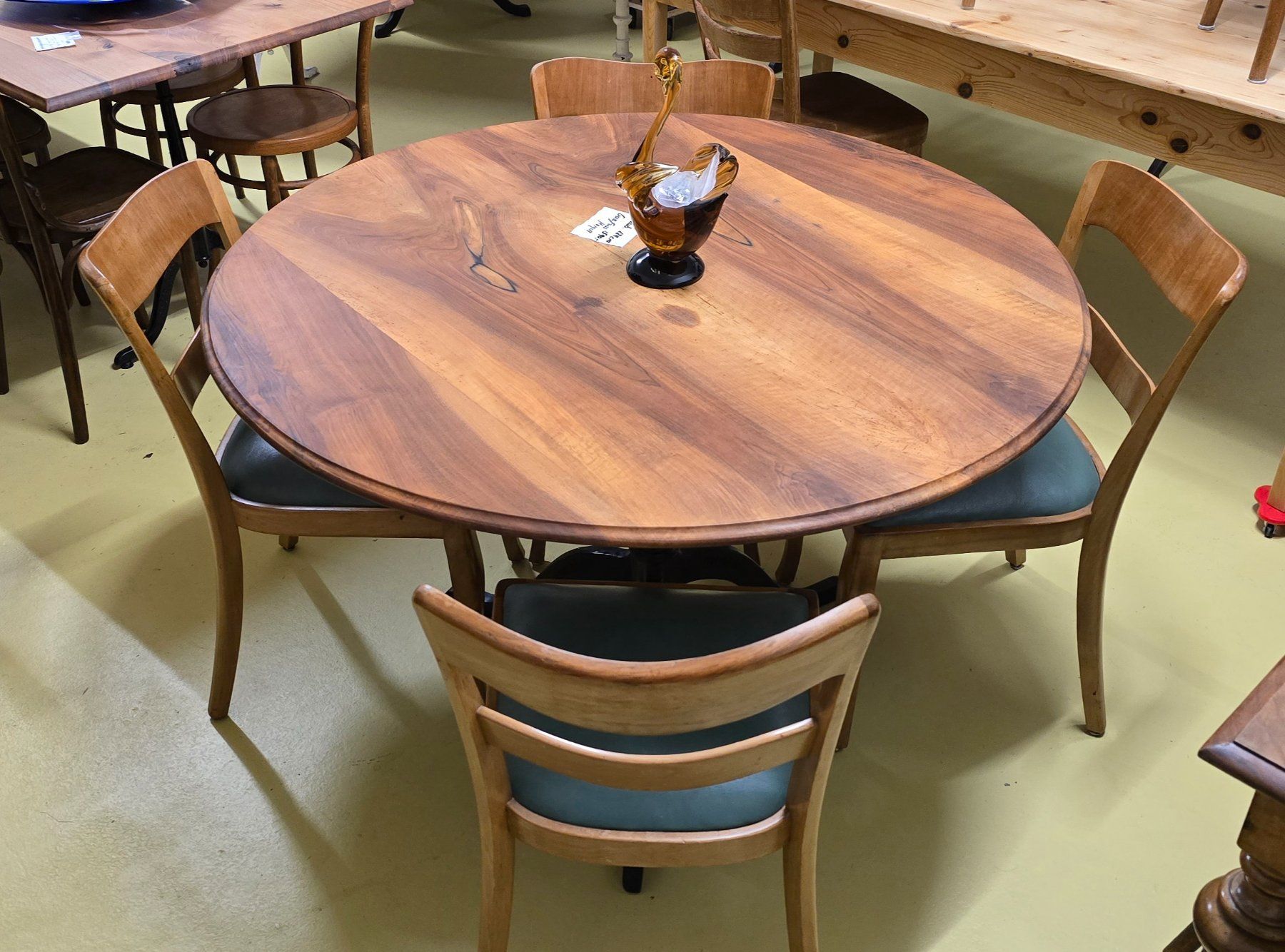 Set di tavolo e panche: alter Tisch , Beizentisch,  Nussbaum – Usato da Zürich venduto da Reni8048