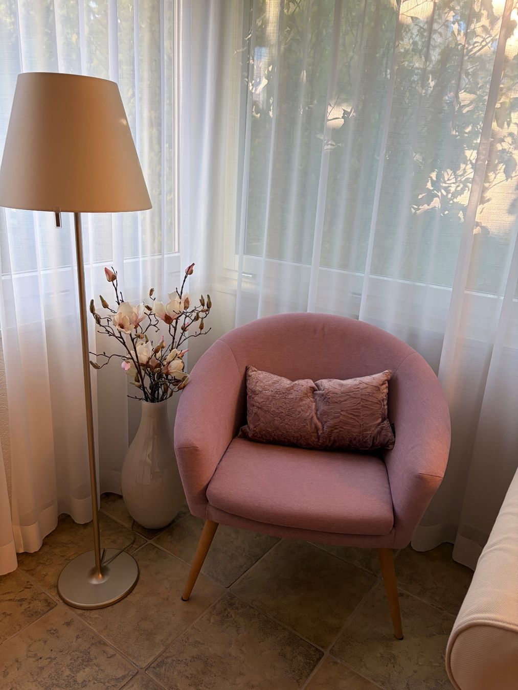 Micasa Fauteuils: Violetter Sessel mit passendem Samtkissen – D'occasion à Rüschlikon par chr_2dl6