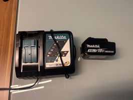 Makita-Akkuladegerät 