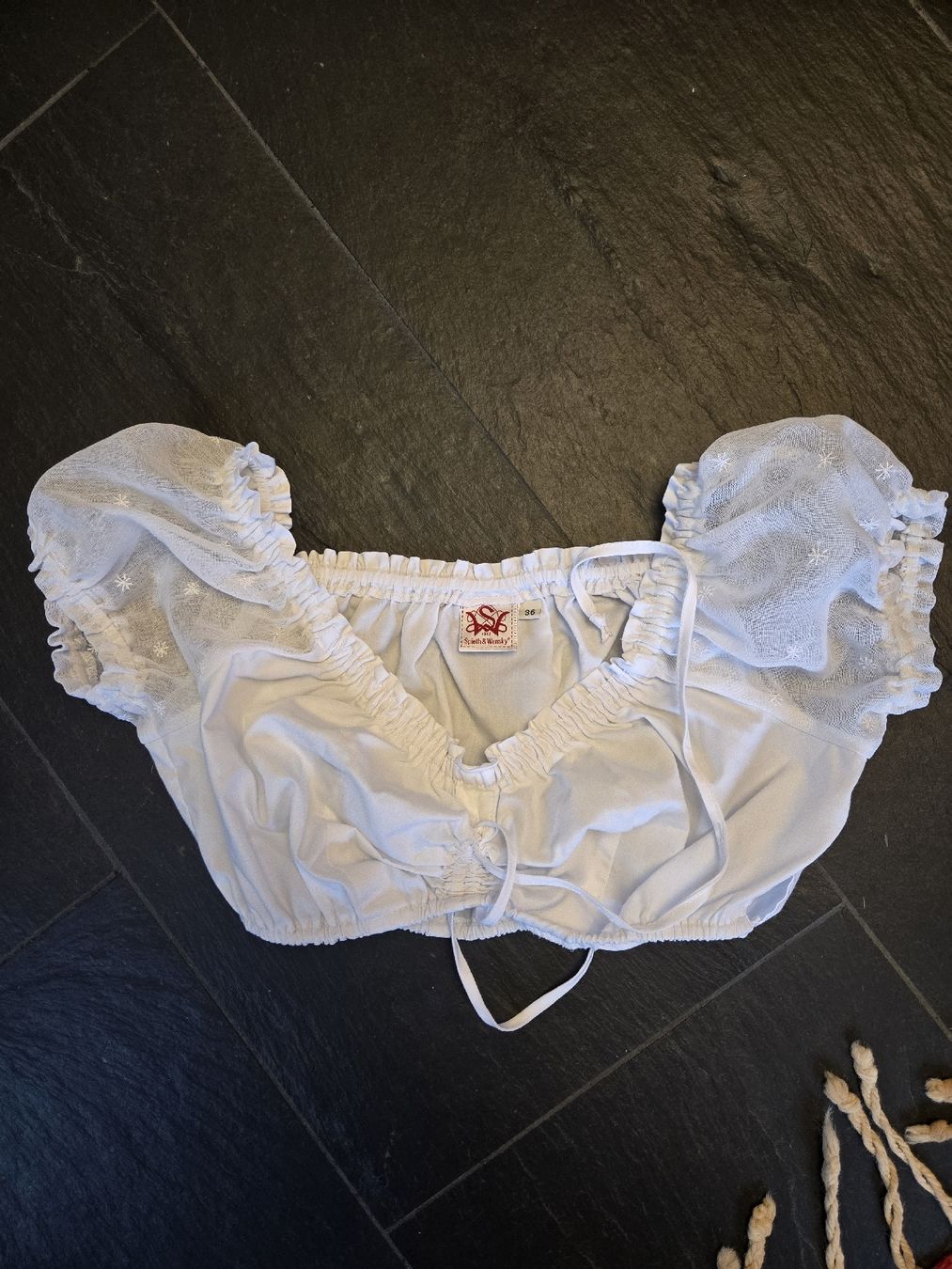 Costumi: Dirndl Set dirndl.com Grösse 34 mit Bluse Grösse 36 grün – Usato da Gutenswil venduto da Spomi 2