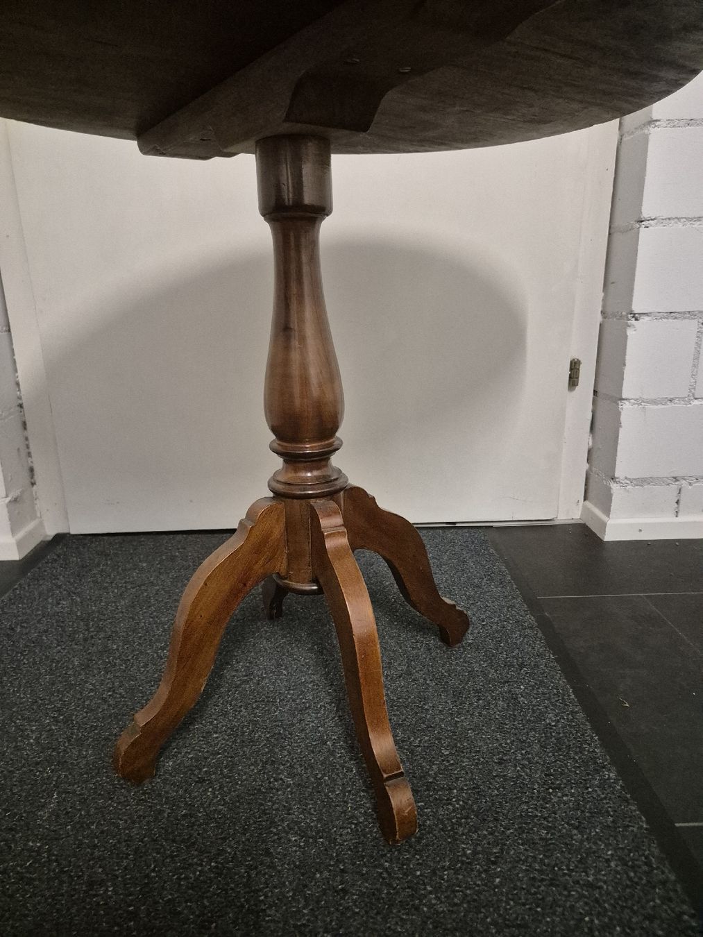 Gravures sur bois: Holztisch antik – D'occasion à hauptwil par mona_9213 1