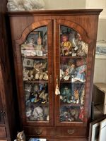 Antike Vitrine ohne Inhalt