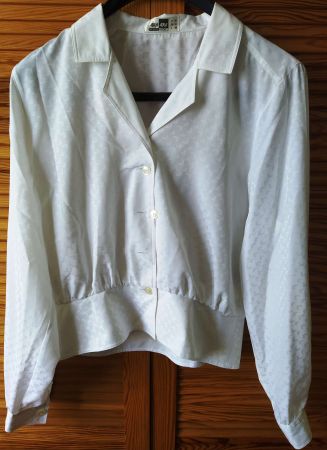 Bluse in weiss aus 100% Polyester - Grösse 38 -