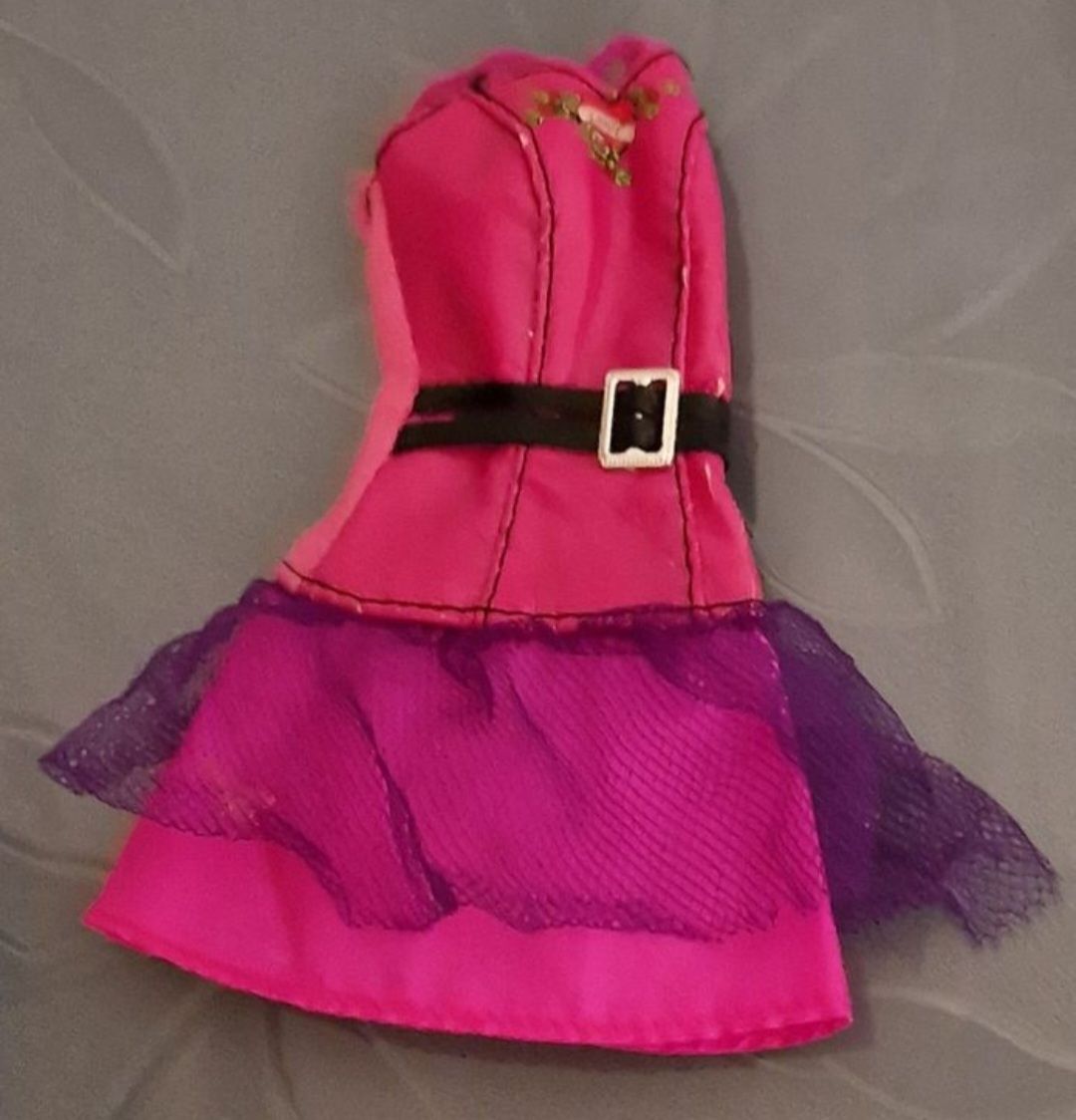 Poupées: Robe pour Barbie – D'occasion à Couvet par Pioune