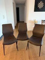 4x Elegante braune Lederstühle mit dunklen Metallbeinen