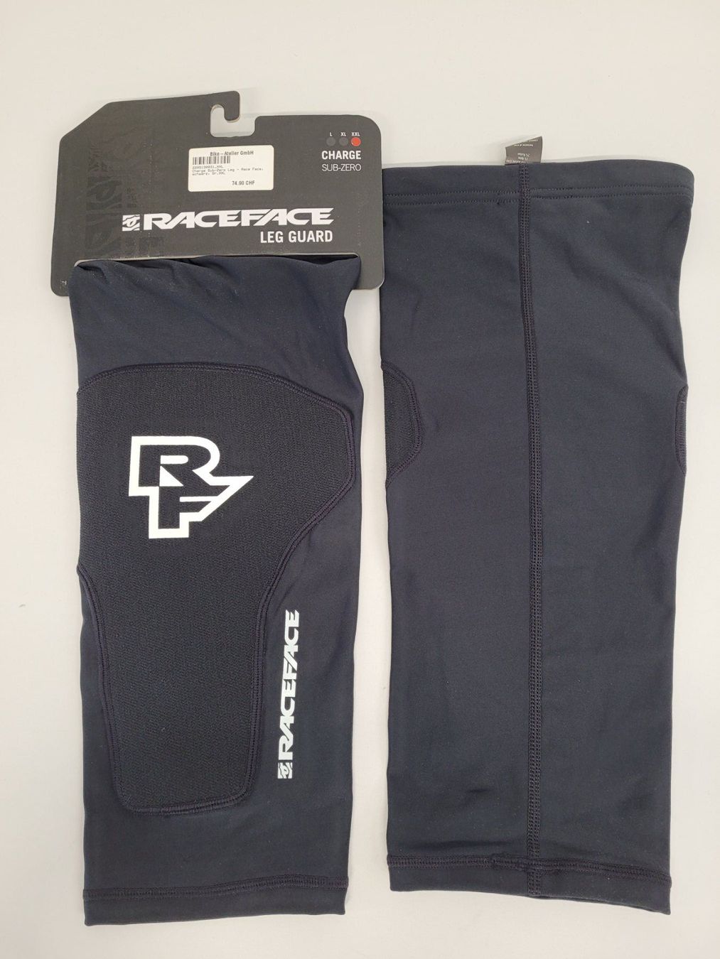 Race Face Protezioni & Imbottiture: Race Face  Charge Knee, stealth, XXL – Nuovo e nell'imballaggio originale da Giswil venduto da mai_k7x7