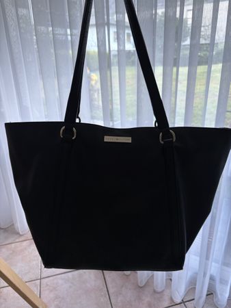 Borsa Tommy Hilfiger nera, spaziosa ed elegante