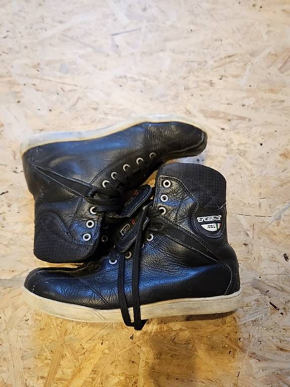 Herrenschuhe: Motorradschuh 42 – Gebraucht aus Winterthur von diiimiiitriii 1