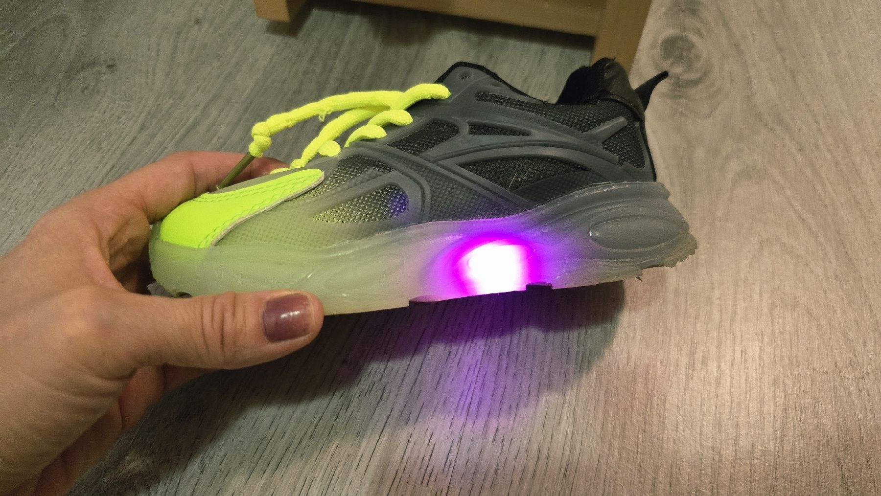 Chaussures garçon: Sneaker gr. 28  mit Led lights – D'occasion à Wängi par tamaso11 1