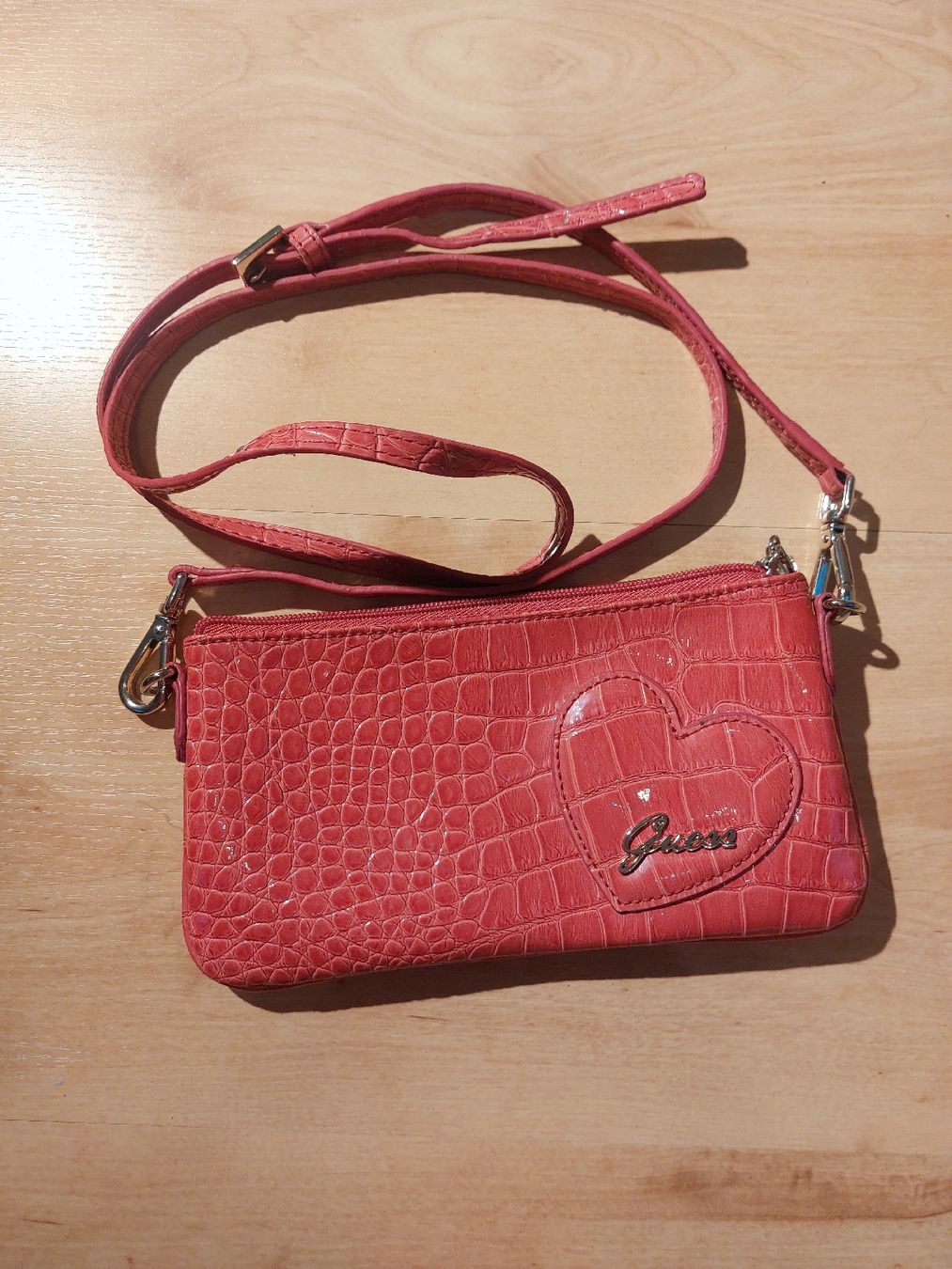 Guess Borse da donna: Guess Handtasche Pink Kroko Muster mit Herz – Nuovo (secondo la descrizione) da Brunnen venduto da livasophiaa