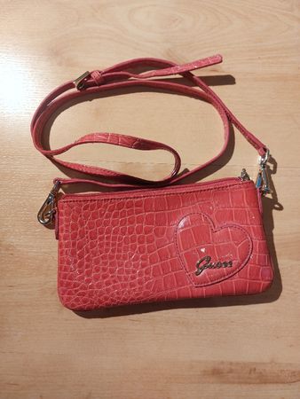 Guess Handtasche Pink Kroko Muster mit Herz