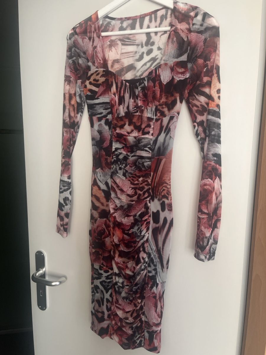 Guess Kleider: Abito Guess boutique  – Neu (gemäss Beschreibung) aus Etoy von rom_r8cx
