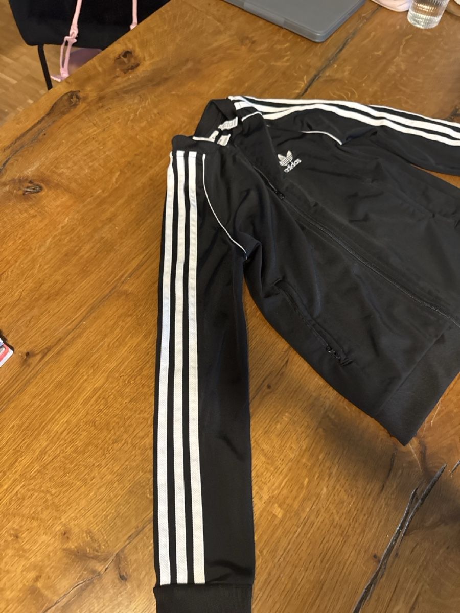 Adidas Jacken: Adidas Trainingsjacke schwarz – Gebraucht aus Glattpark(Opfikon) von cherrytomate 1