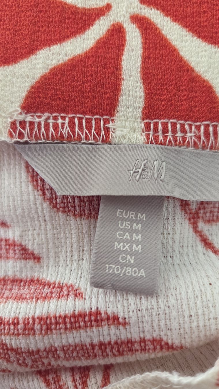 Gonne: HM Rock mit rotem Muster, Grösse M - Farbe Vanilla – Usato da Subingen venduto da DENDLE20 3
