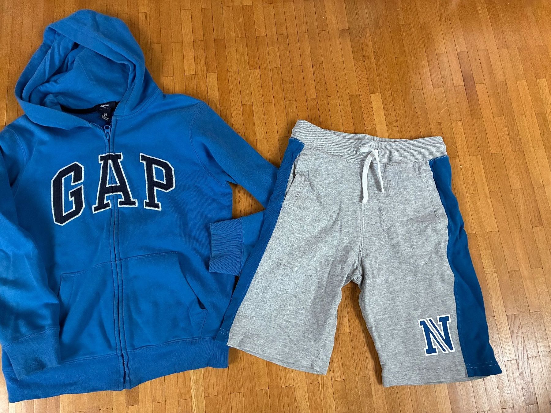 Lotti & Set di vestiti: SET short H&M 146 + GAP Jacke – Usato da Veyrier venduto da gnoom74