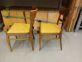 2 ANTIKE STÜHLE NUSSBAUM MIT GOLDFARBIGEM STOFFBEZUG VINTAGE
