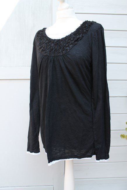 Top: Sweat noir/blanc fleurs noires NORWISS – Usato da Agiez venduto da chouchanelle 1