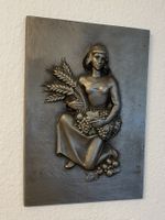 Großes dekoratives Künstler Eisenguß Frau Wandrelief