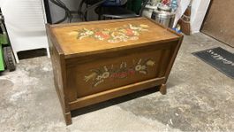 Holzschrank mit Blumenmalerei gebraucht