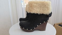 UGG Stiefeletten mit Lammfell schwarz Holzabsatz Grösse 37 .