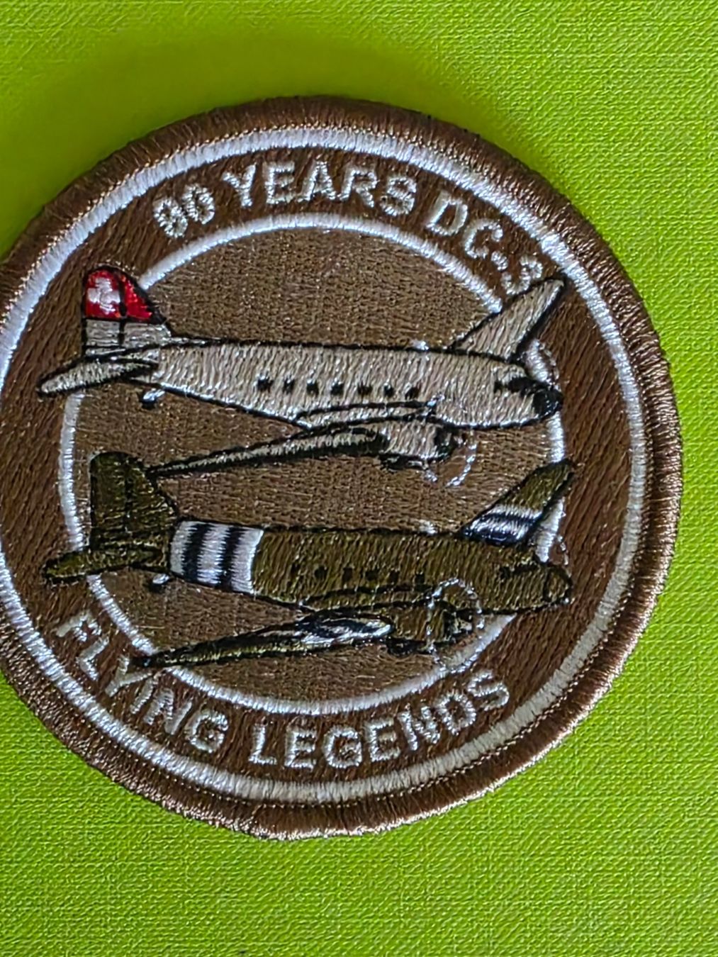 Schweizer Armee Placchette & Badge: Luftwaffe Badge 80 Jahren DC3 Abzeichen neu mit Klett – Nuovo (secondo la descrizione) da Nyon venduto da freetoys08