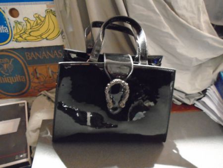 Tasche schwarz/glänzend, grosse Schnalle, Reissverschluss