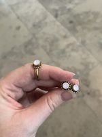 Goldener Schmuck Set: Ring und Ohrstecker mit Opal-Effekt!