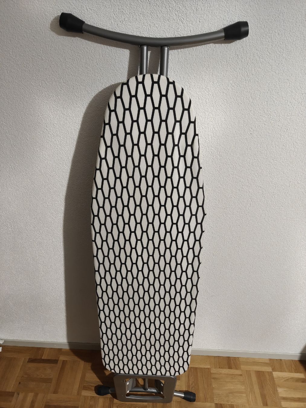 Assi da stiro: Bügelbrett mit modernem Muster / Ironing Board – Usato da Bern venduto da Mik_2rmd 1