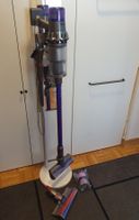 Dyson V11 avec station de rangement  et accessoires