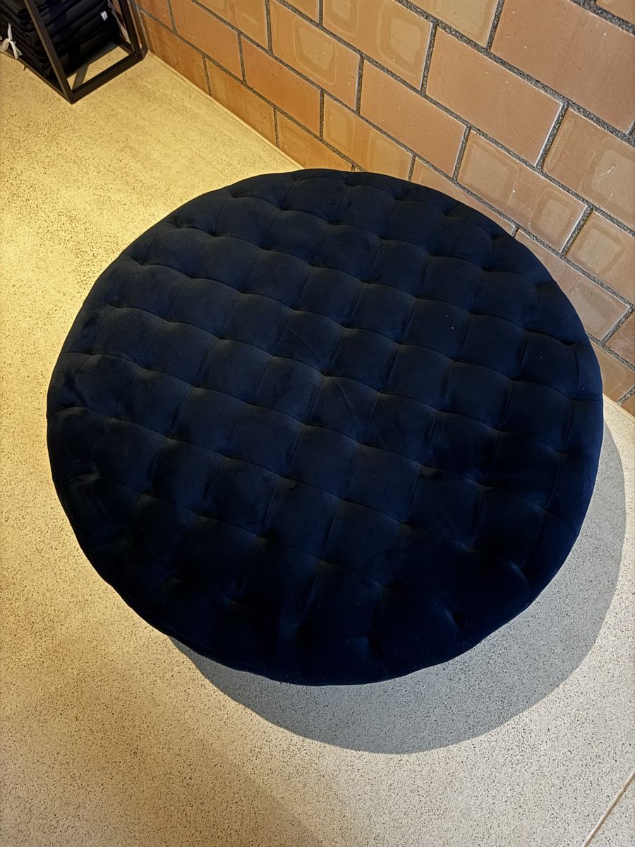 Hocker: Grosser Poufhocker Dunkelblau Samt – Gebraucht aus Adliswil von signorino01 2