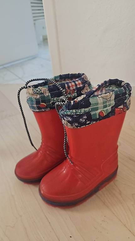 Chaussures garçon: Gummistiefel gr.23 – D'occasion à Flurlingen par Nicole_Koogoo