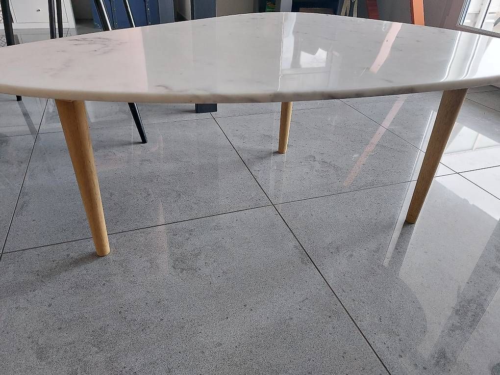 Tische: White marble coffee table – Gebraucht aus Baar von chr_cz2m