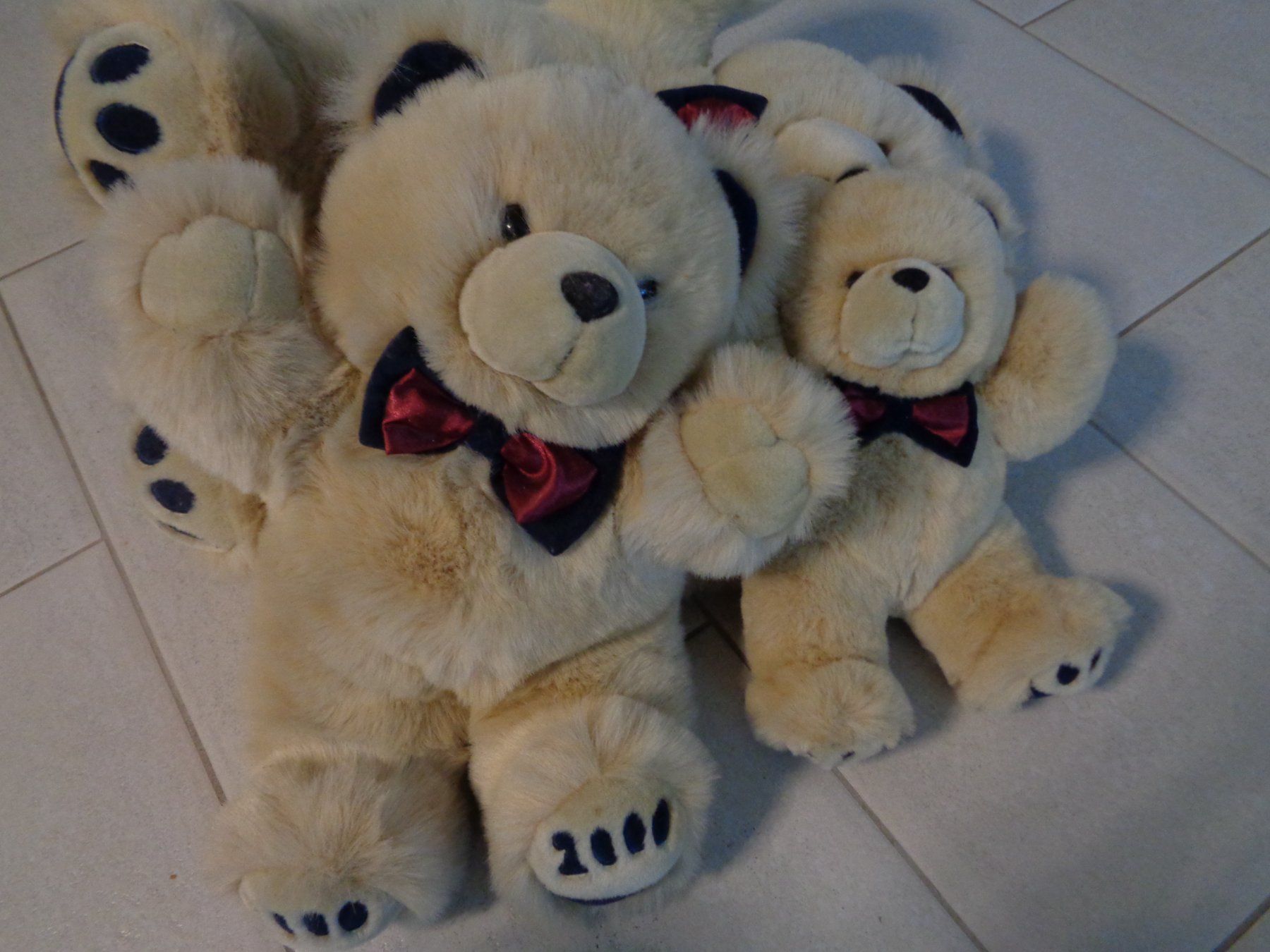 Giocattoli: SET VON 3  SÜSSEN TEDDY Bären NEUWERTIG – Usato da Rotkreuz venduto da Samballi 2