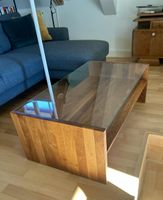 Edler Couchtisch aus Holz mit Glasplatte
