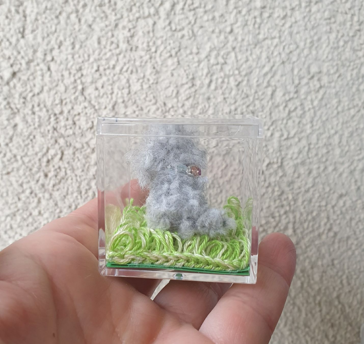 Statuette: Handgehäkelte Miniatur eines Pudels 3 cm in einer Acrylbox – Nuovo (secondo la descrizione) da Gelterkinden venduto da Macrameed 3